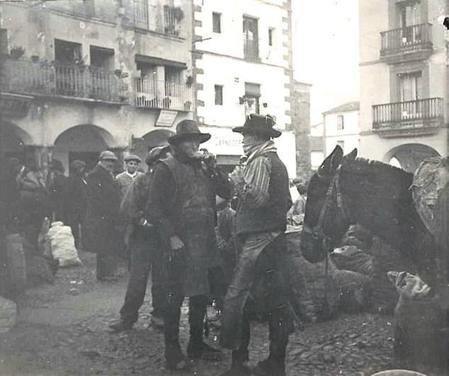 Vendedores, muchos de ellos de Montehermoso, en el mercado del martes de Plasencia de 1917. 