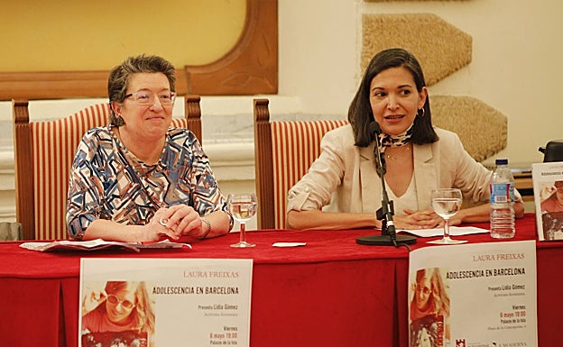Laura Freixas (izquierda) junto a la politóloga Lidia Gómez. 
