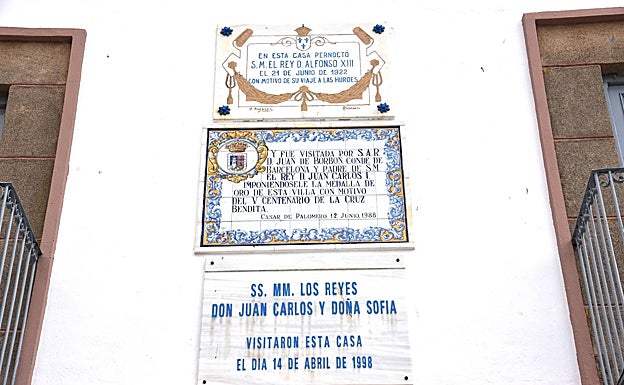 Fachada de la casa de Acacio Terrón en Casar de Palomero. Las placas recuerdan las visitas de Alfonso XIII en 1922, don Juan de Borbón en 1988 y Juan Carlos I y Sofía de Grecia en 1998.