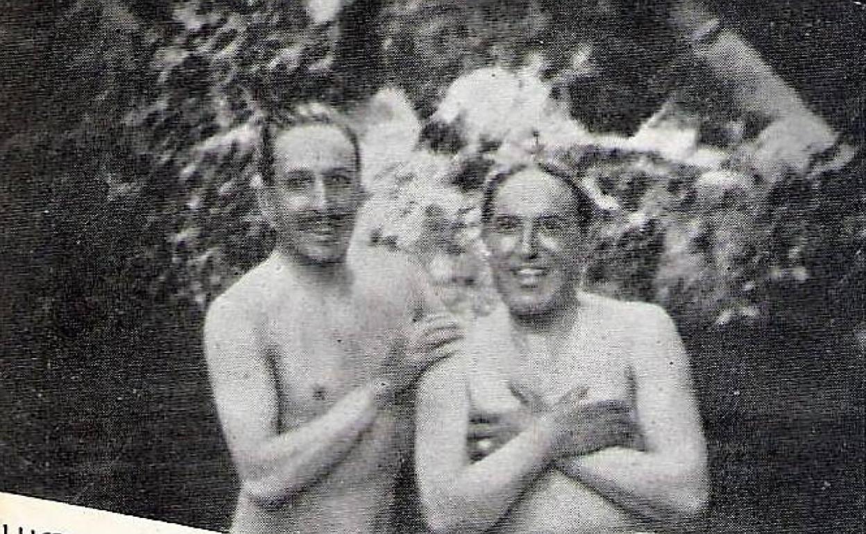 El monarca y el doctor Gregorio Marañón bañándose en el río Los Ángeles, cerca de Pinofranqueado.