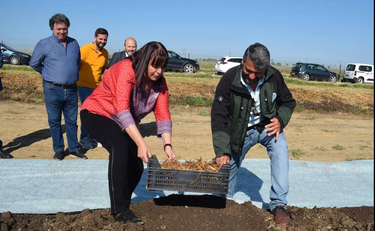 La consejera de Agricultura, Begoña García y el director general de la entidad, Francisco Rey inauguran el proyecto de la planta de producción de vermicompost, que está ejecutando la granja-fábrica Abextre, Abonos Orgánicos de Extremadura