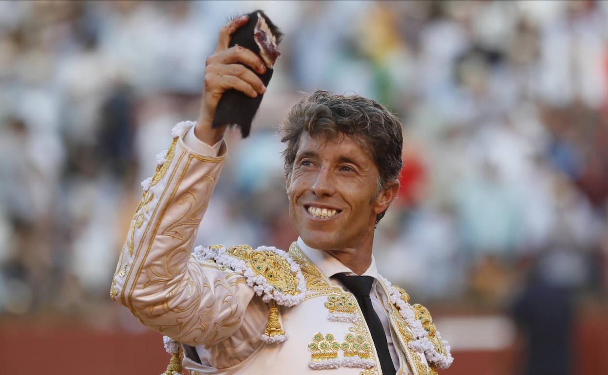 El diestro Manuel Escribano saluda al respetable con la oreja que cortó al quinto.