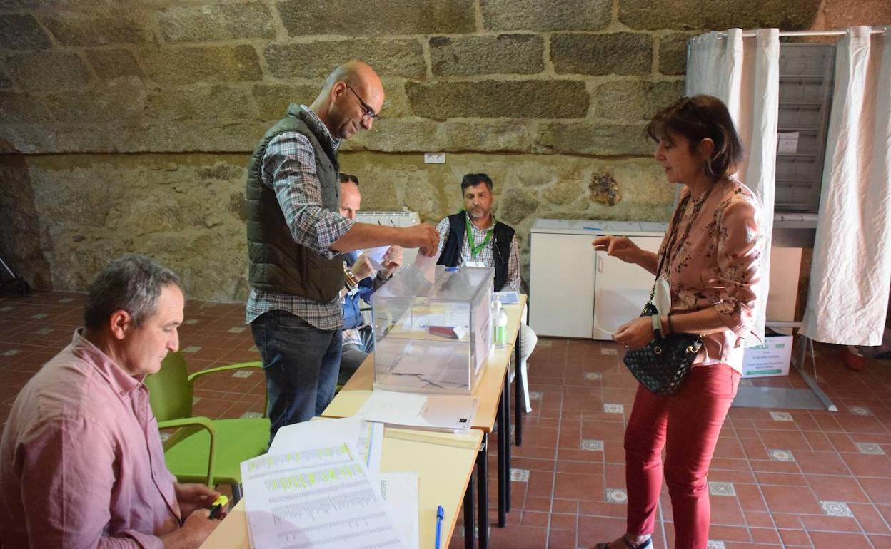 El 20% del censo electoral de Trujillo ejerce a mediodía su derecho en las elecciones al campo