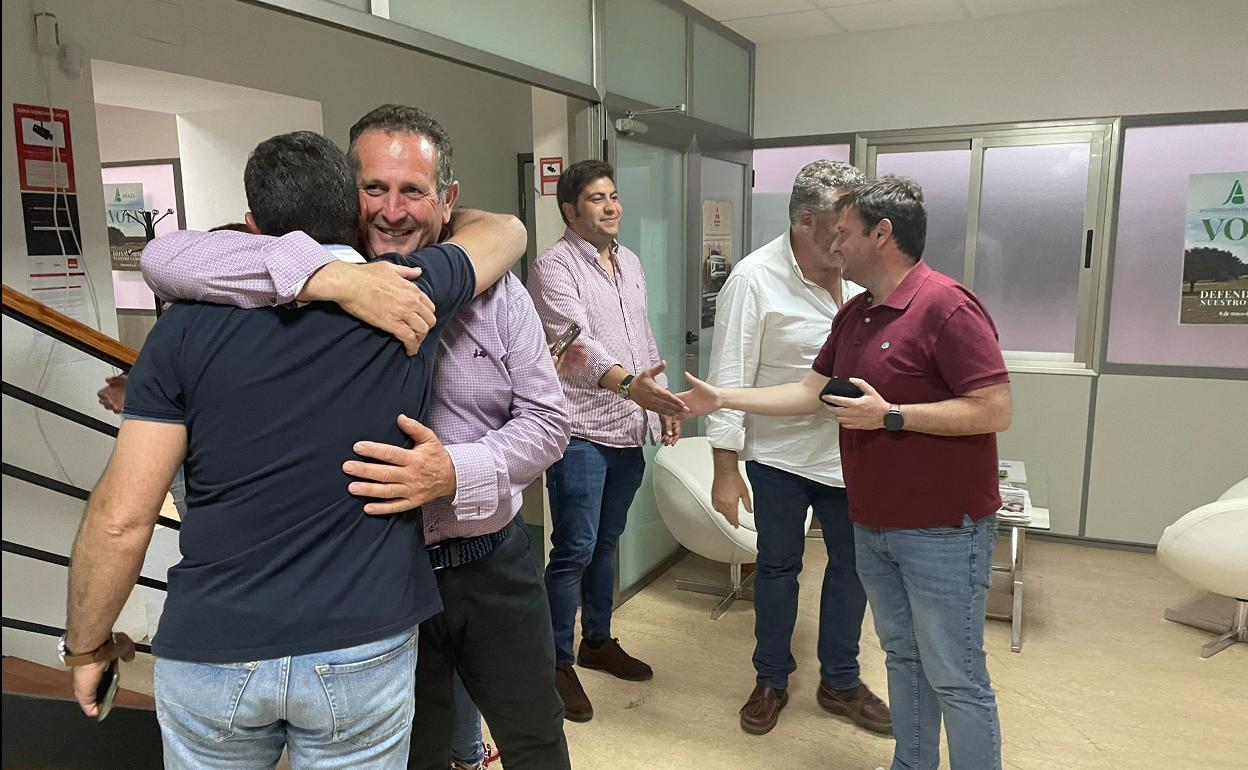 Juan Metidieri celebrando su victoria en las elecciones al campo.