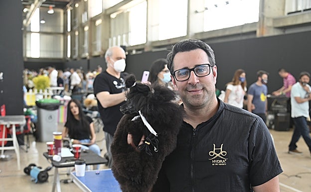 Israel, de Málaga, con el caniche toy que ha concursado este domingo. 