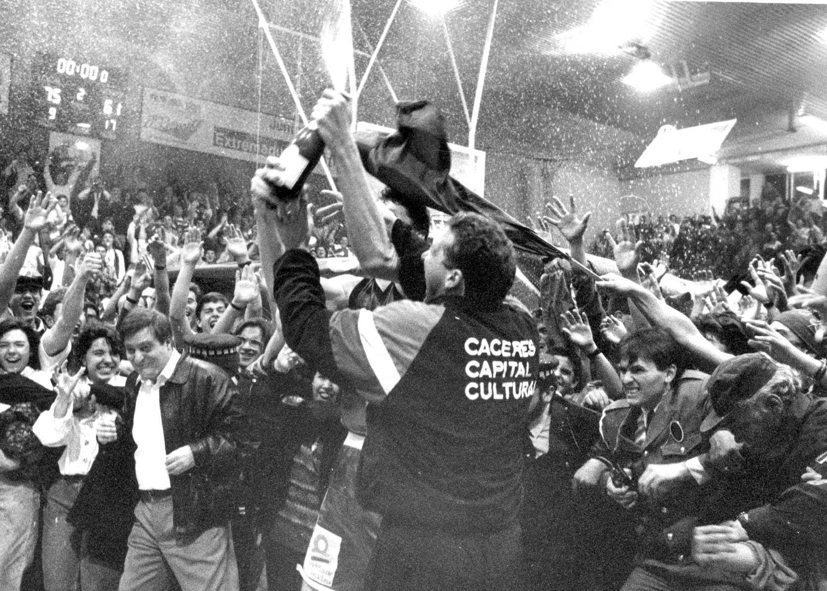 Fotos: Los protagonistas del ascenso del Cáceres a la ACB rememoran su gesta tres décadas después