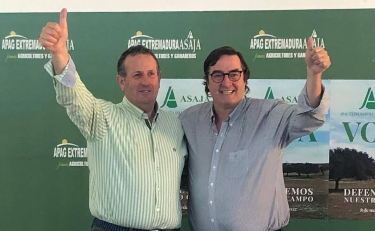 Juan Metidieri, a la izquierda, y Ángel García Blanco, a la derecha, celebrando el triunfo de Asaja.