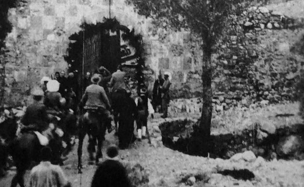 El monarca y su séquito entran al monasterio de San José de Las Batuecas.