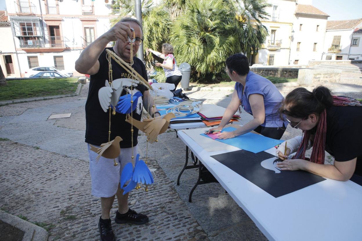 Taller vecinal de confección de aves ayer en Santiago. 