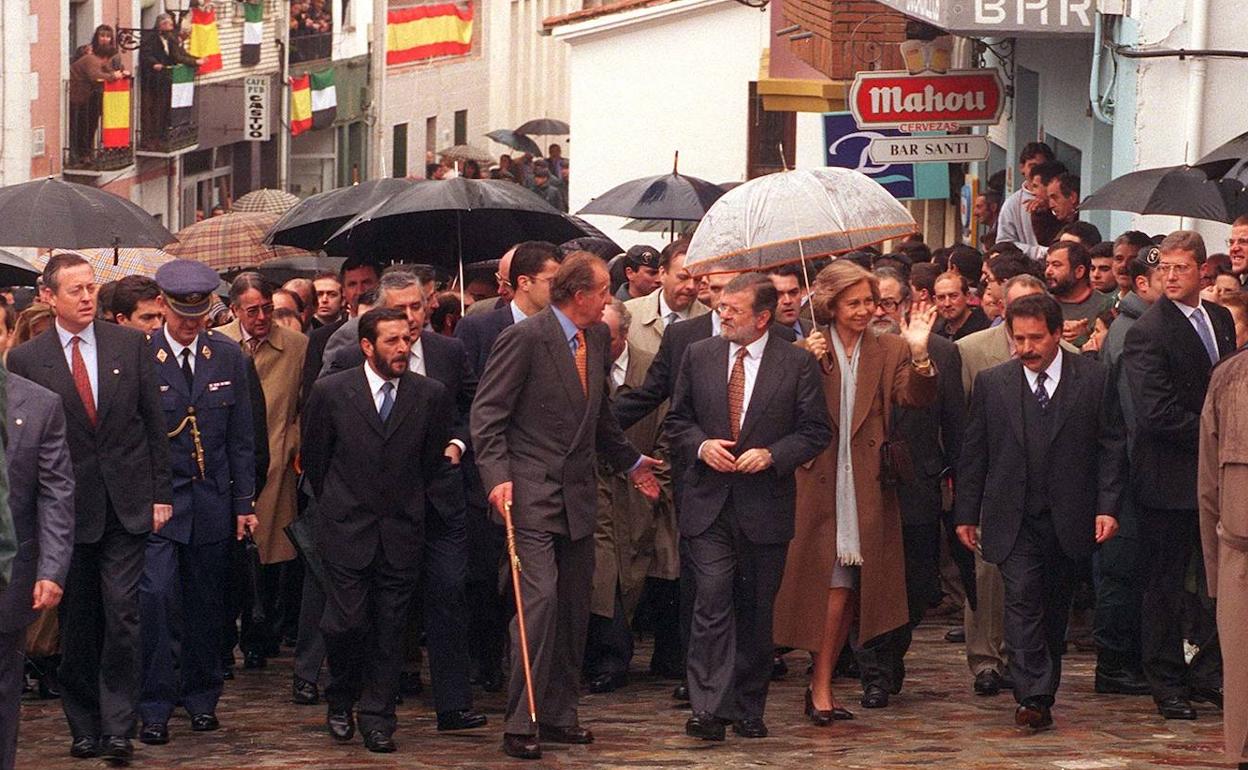 Juan Carlos I y Sofía, junto al expresidente Rodríguez Ibarra en Pinofranqueado el 14 de abril de 1998.