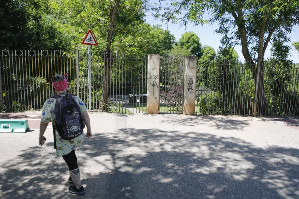 Una de las puertas de acceso al parque cerrada, ayer. 