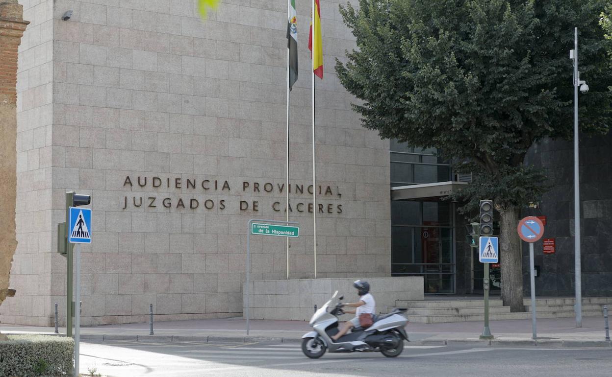 Sede de la Audiencia Provincial de Cáceres, órgano que firmó la primera sentencia. 