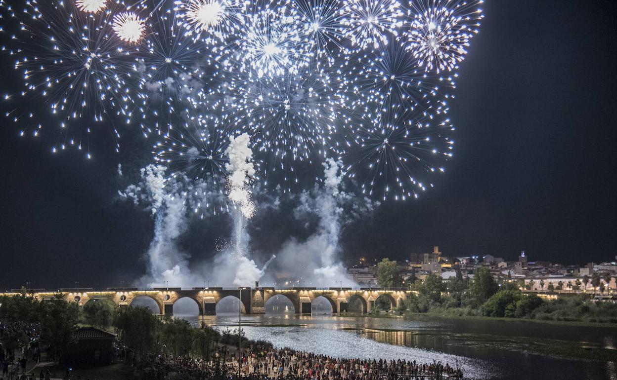 Imagen de archivo de los fuegos artificiales de la noche de San Juan. 