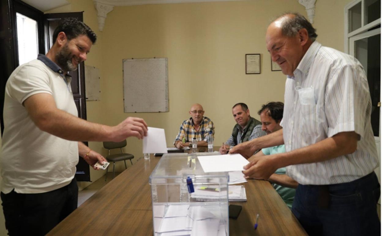 Un elector vota en el colegio de Don Benito. 