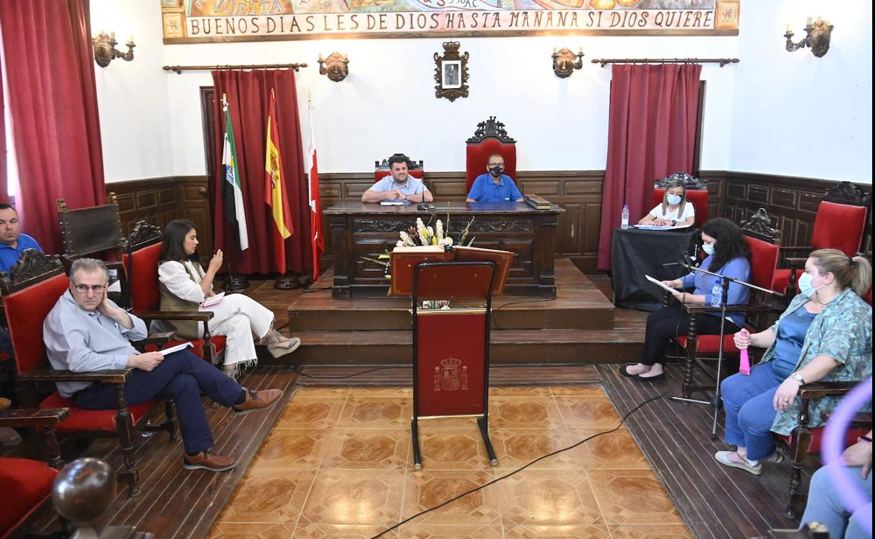 Marisa Murillo (a la derecha de la imagen) lee su intervención en el Pleno de Alburquerque del pasado martes en el que perdió la Alcaldía del municipio. 