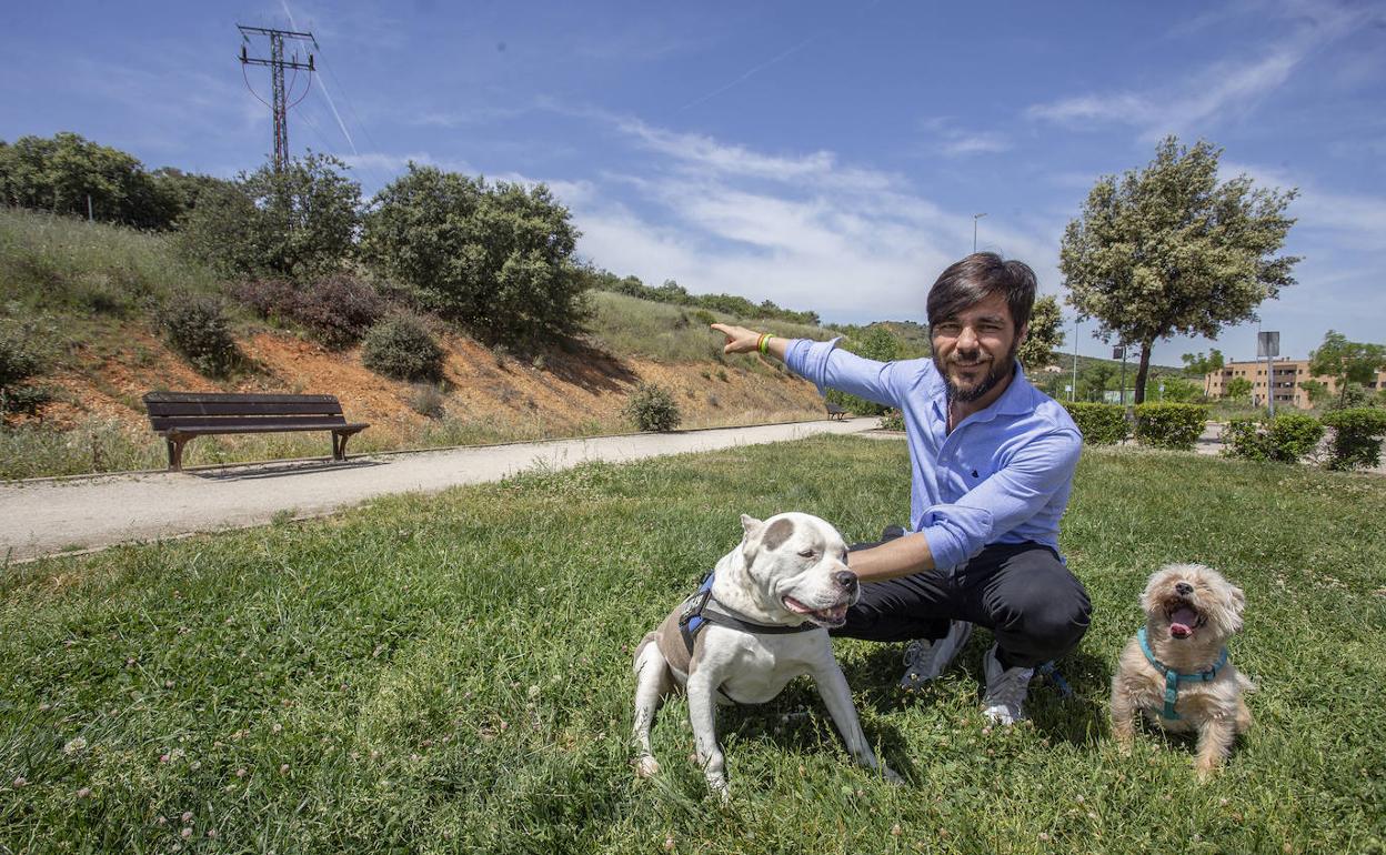 «Los jabalíes salieron en estampida desde el Paseo Alto para atacar a uno de mis perros»
