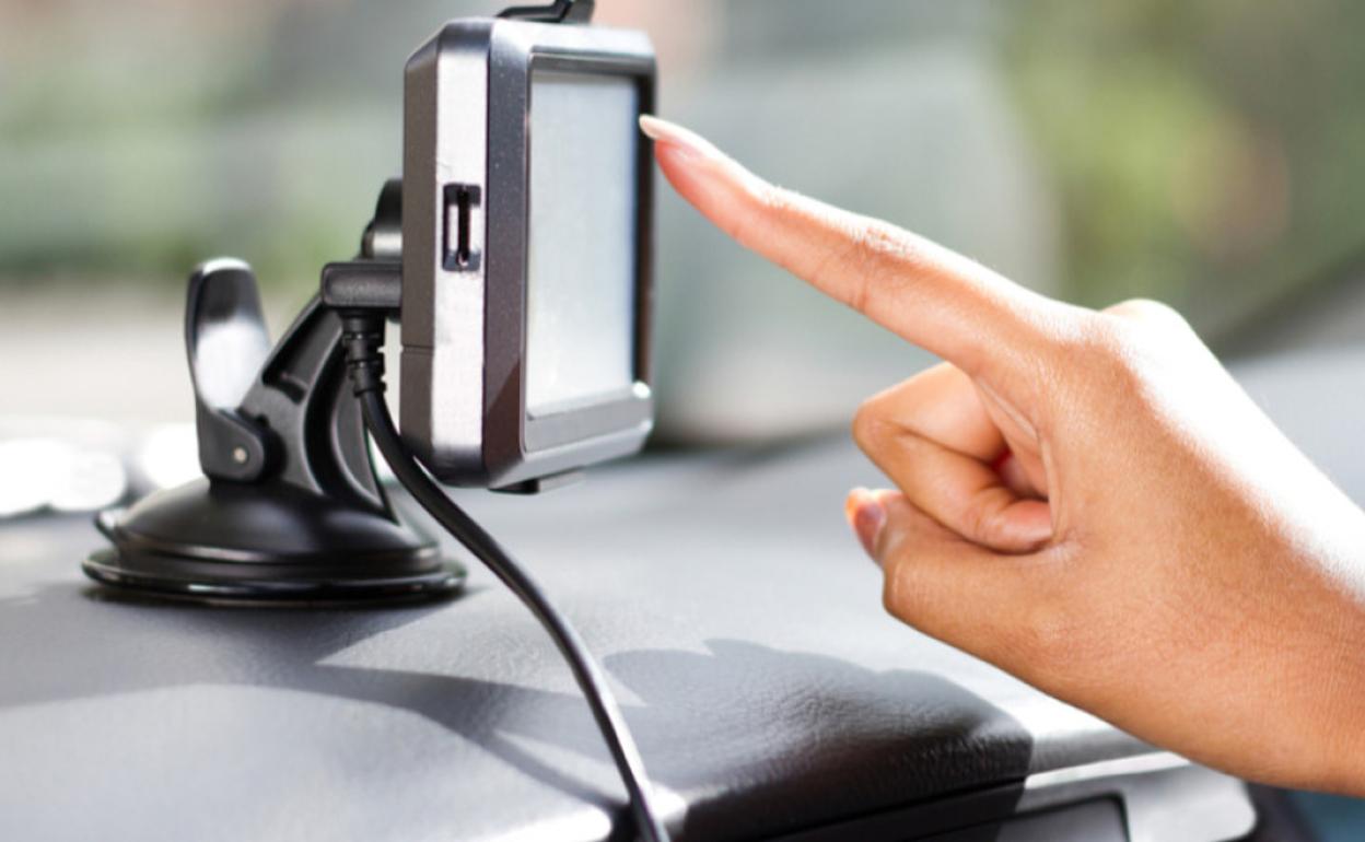 Usas soporte para el móvil en el coche? La DGT te multará en estos