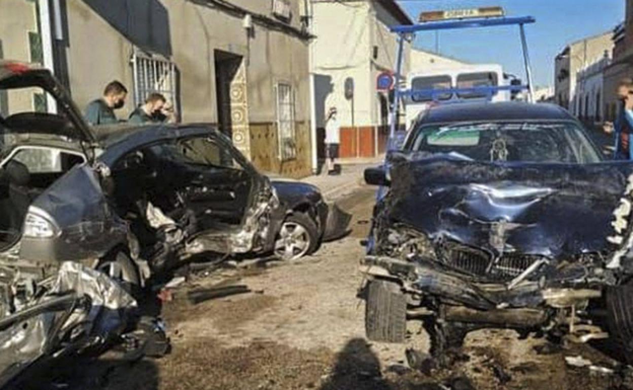 Estado en el que quedaron los dos vehículos tras la colisión, ocurrida en pleno casco urbano de Argamasilla de Alba.