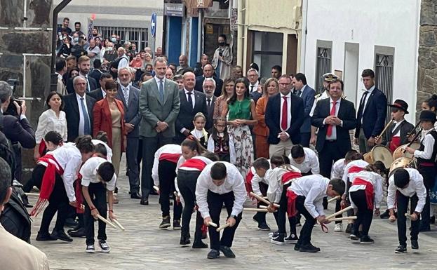 Un grupo de niños recibe a los Reyes con la danza de los palos. 