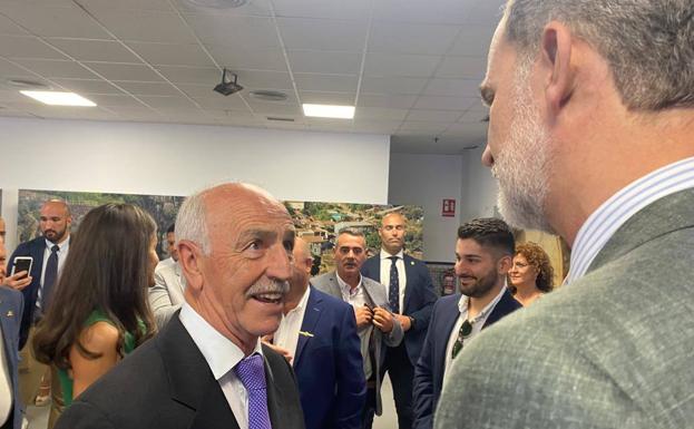 Felipe VI charla con José María Vázquez, hijo de Alfonso Nonato Vázquez (ahijado del rey Alfonso XIII por ser el primer bebé nacido por cesárea en Las Hurdes, en 1925). 