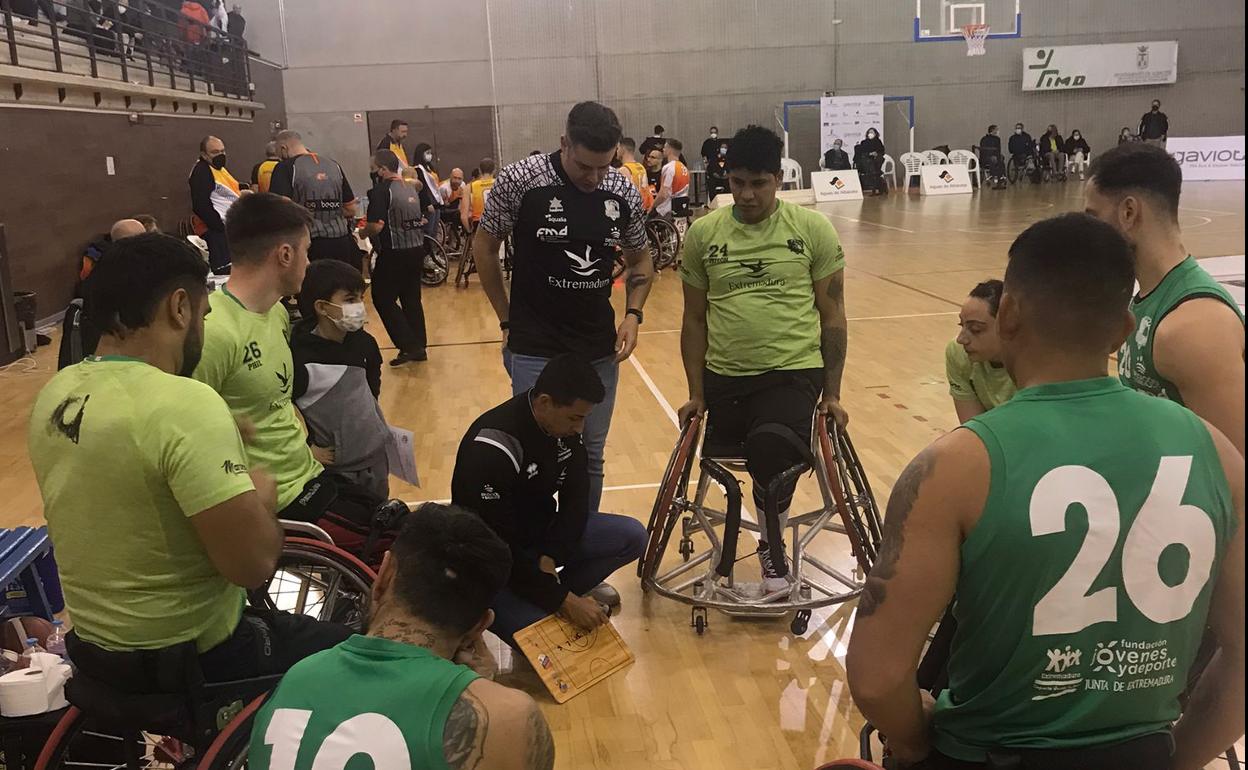 Tiempo muerto en un partido del Mideba. 