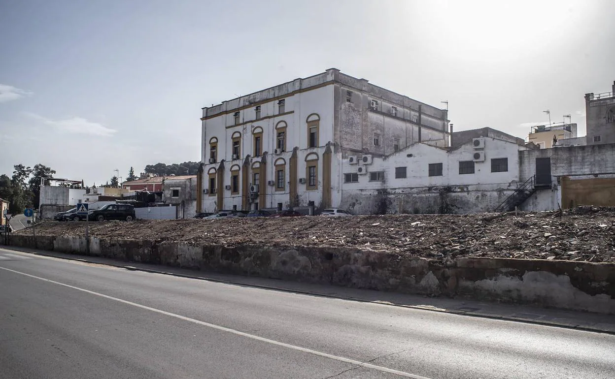 Así luce la calle Joaquín Costa tras el derribo del muro y el talado de árboles delante del Palacio Godoy. 