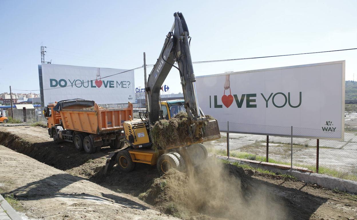 Máquinas trabajando en las obras de Way Cáceres. 