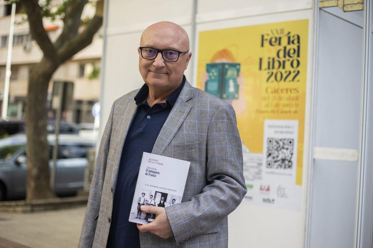 José Ramón Alonso de la Torre con su segundo libro de la trilogía 'El peluquero de Franco'. 