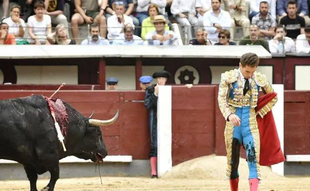 Imagen principal - Toros | San Isidro: El torero extremeño Ginés Marín, grave tras ser corneado en Las Ventas