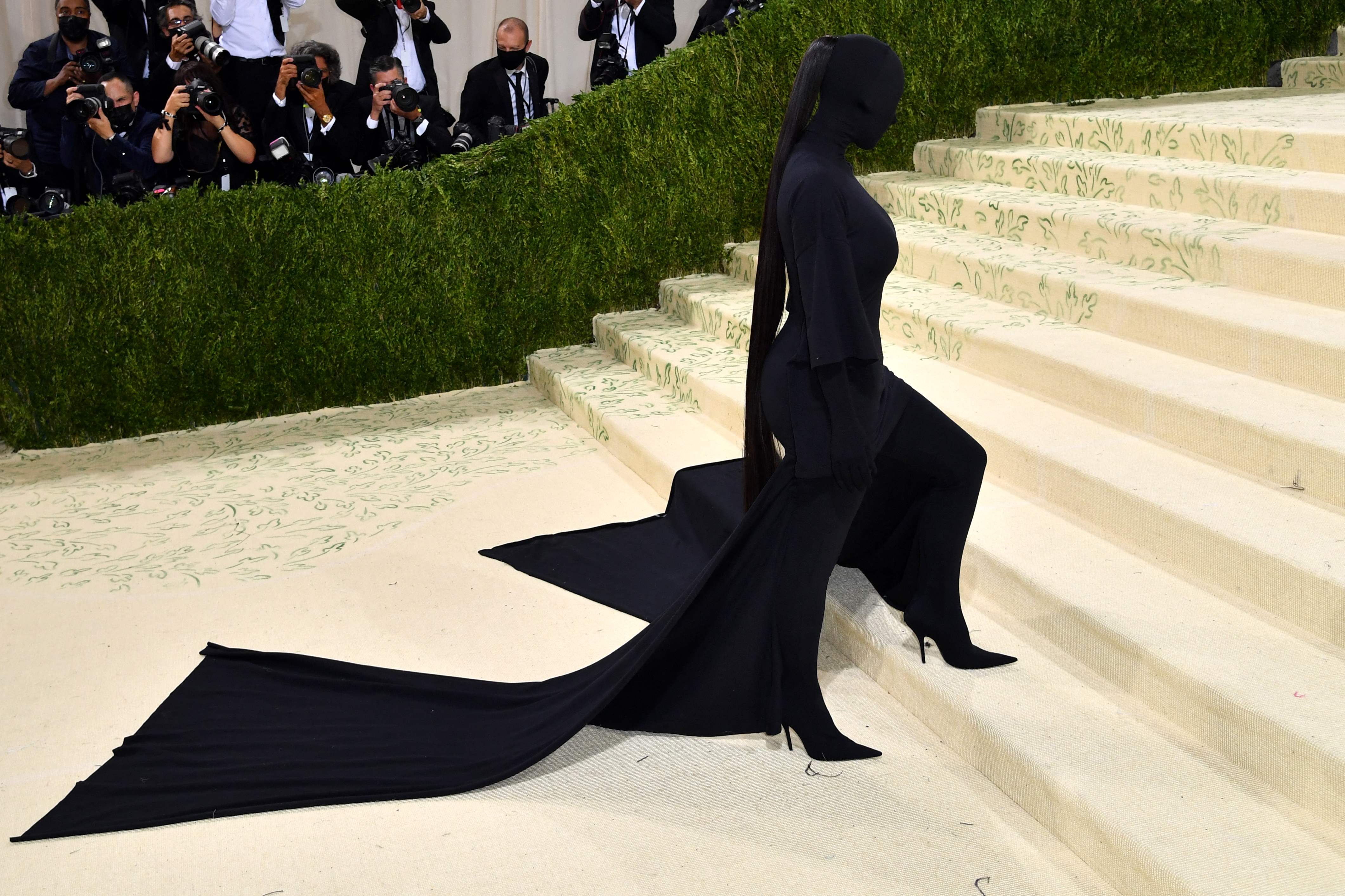 Kim Kardashian en la Gala Met de 2021 con un estilismo de Balenciaga. 