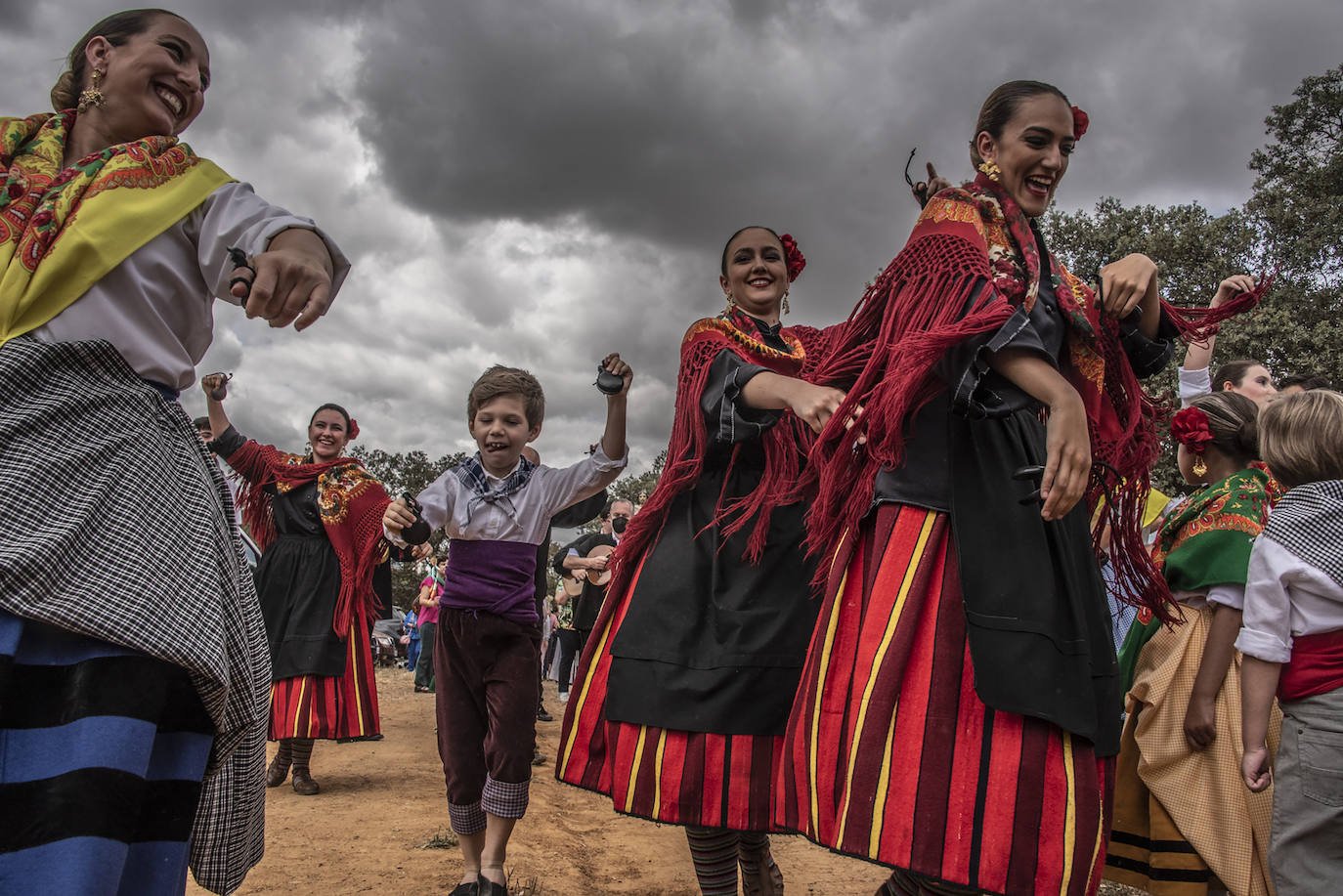Bailes tradicionales en la romería de San Isidro en Badajoz. 