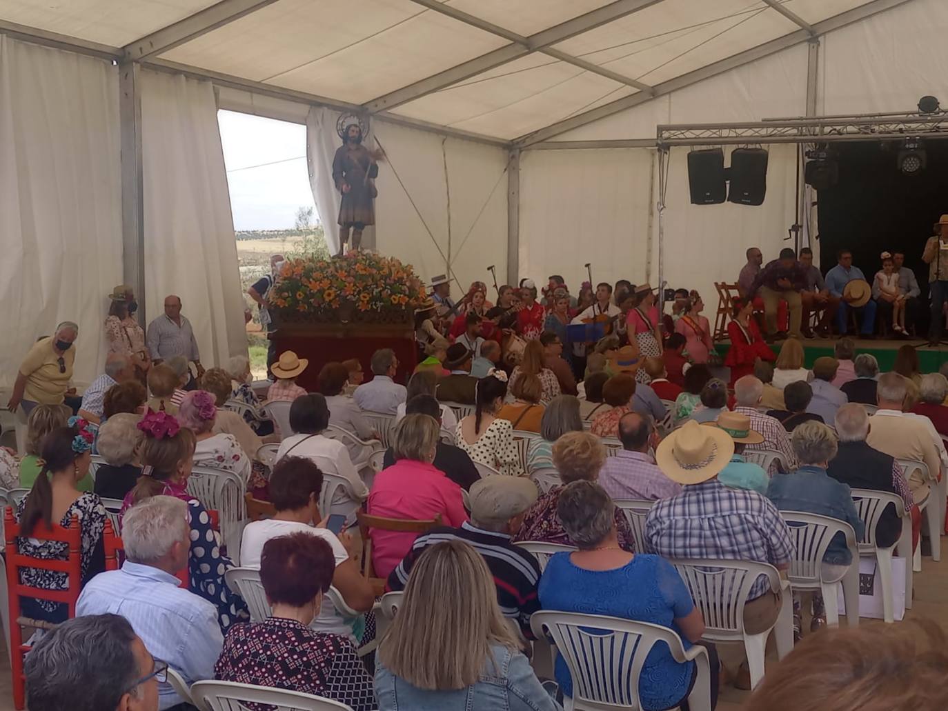 Cientos de romeros participaron en la celebración en honor a San Isidro en Fuente de Cantos, fiesta de interés turístico regional