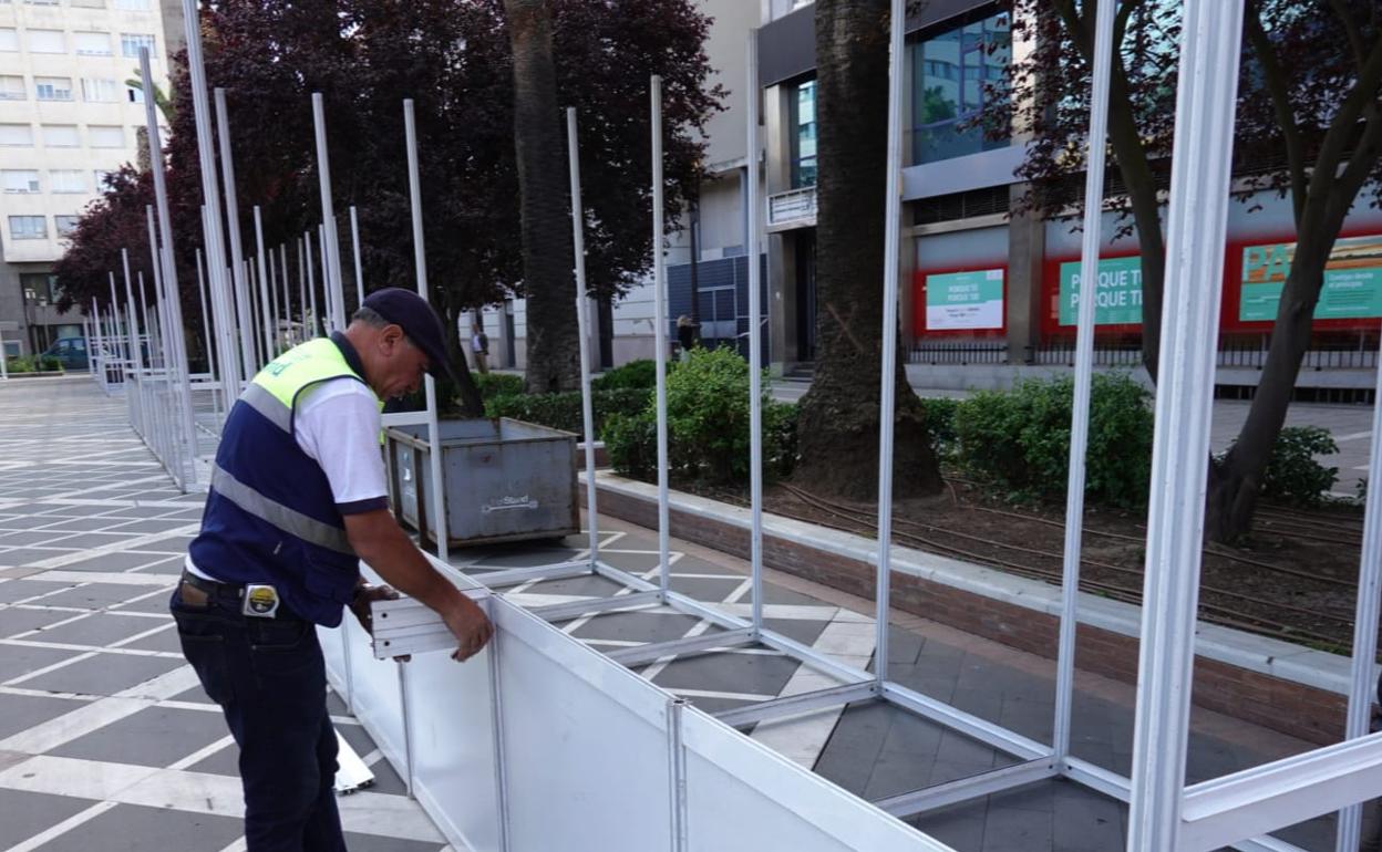 Un trabajador esta mañana montando las casetas de la Feria del Libro en San Francisco. 