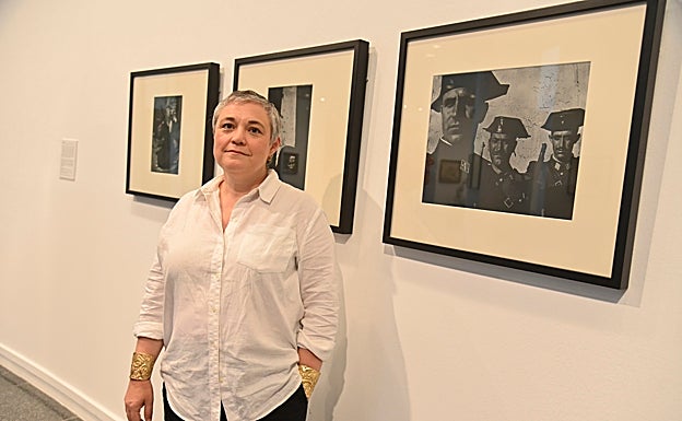 La conservadora Rocío Nicolás junto a esta foto icónica