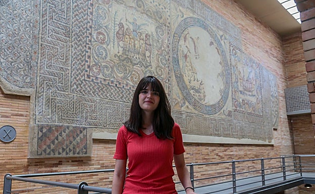 Noelia Martínez junto al mosaico