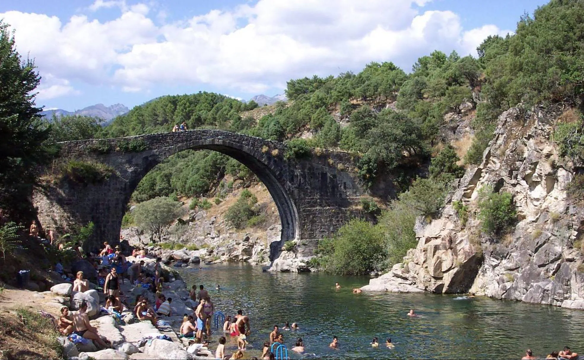 Bañistas en la Garganta de Alardos, en Madrigal de la Vera, una frontera natural entre las provincias de Cáceres y Ávila. 