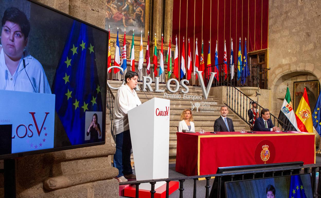 Maribel Cáceres, en la entrega del premio Carlos V, el pasado día 11 de mayo. En la mesa presidencia, el Rey Felipe VI y la presidenta del Congreso de los Diputados, Meritxell Batet. 