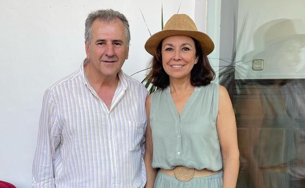 Isabel Gemio junto al nuevo alcalde de la localidad, Manuel Gutiérrez.