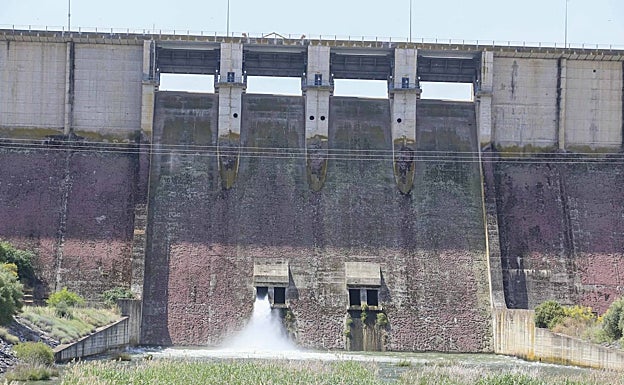 Presa de Alange soltando agua en la mañana de este jueves al río Matachel, que desemboca en el Guadiana a unos pocos metros. 