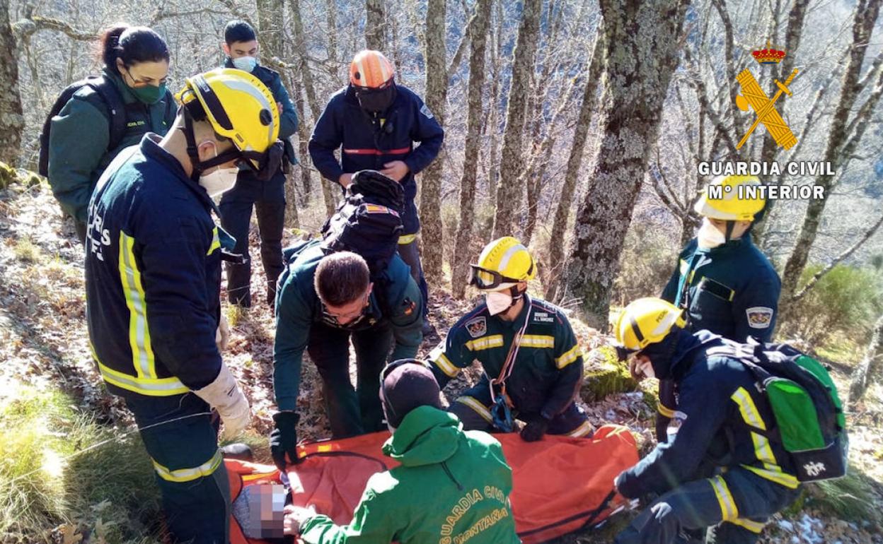 Bomberos y Guardia Civil, tras rescatar a una senderista en Hervás el año pasado.