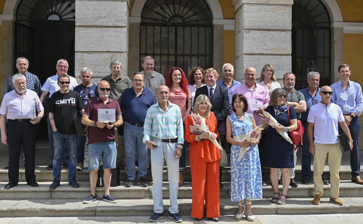 Jubilados homenajeados en el Ayuntamiento. 