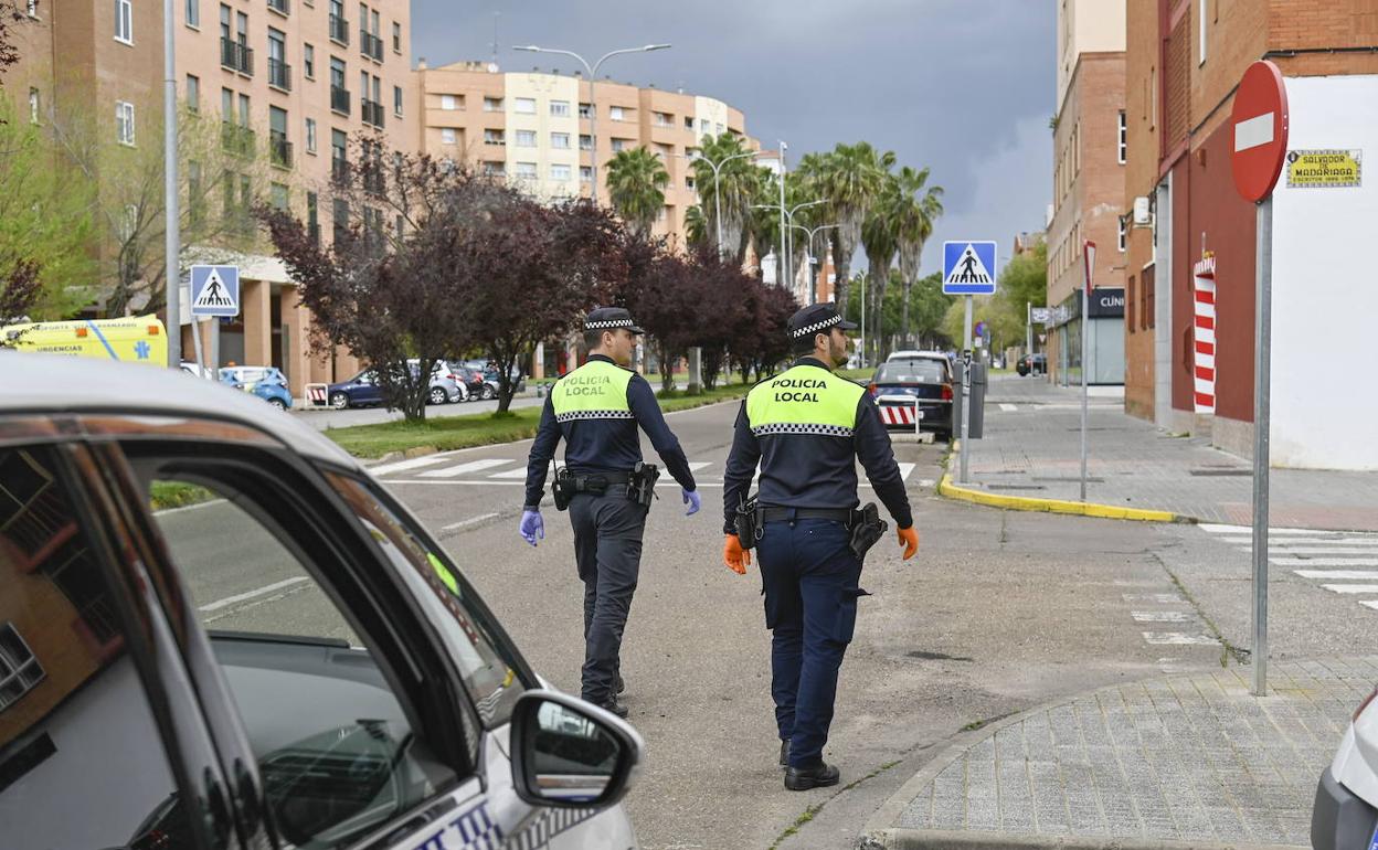 Policías locales patrullan por Valdepasillas en marzo de 2020, en confinamiento. 