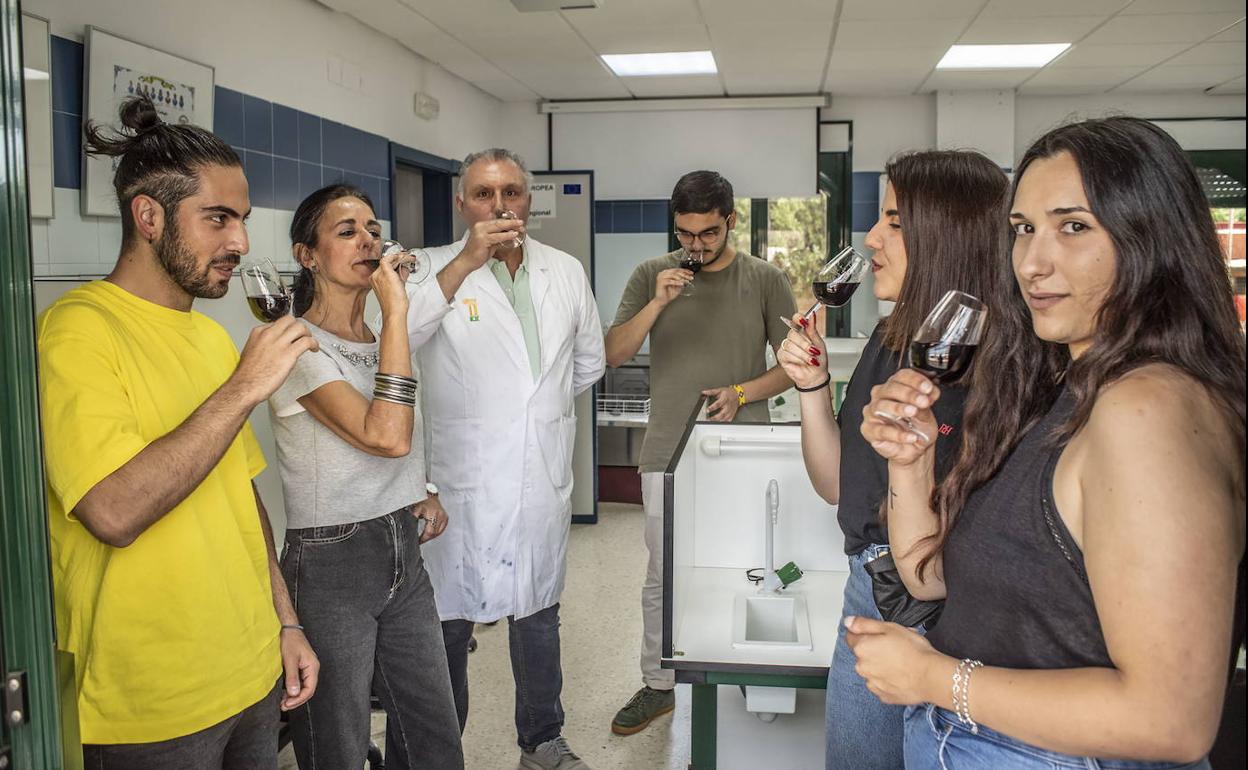 ENOLOGÍA: Un vino elaborado por estudiantes de la UEx, Medalla de Plata en VinEspaña