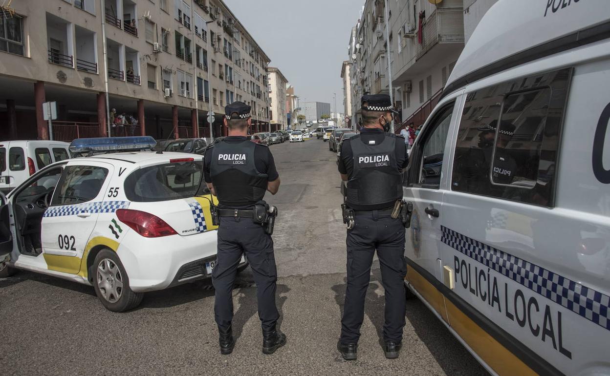 Agentes de la Policía Local en Suerte de Saavedra. 