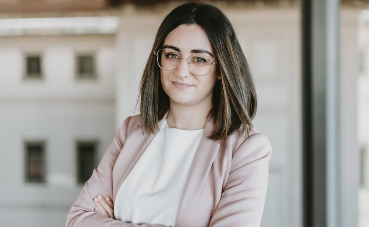 Pereira tiene treinta años y vive en Madrid, aunque está muy vinculada a Extremadura. 