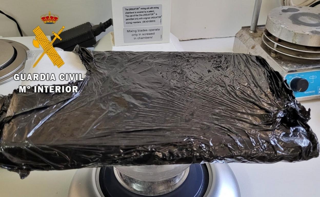 Paquete de cocaína incautado a los ahora detenidos.