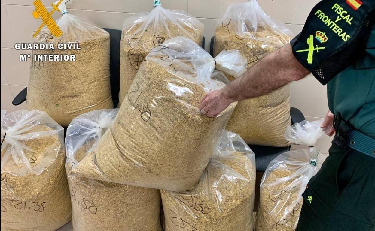 Sucesos: Detienen a dos vecinos de Badajoz que llevaban a esta ciudad 200 kilos de tabaco de contrabando