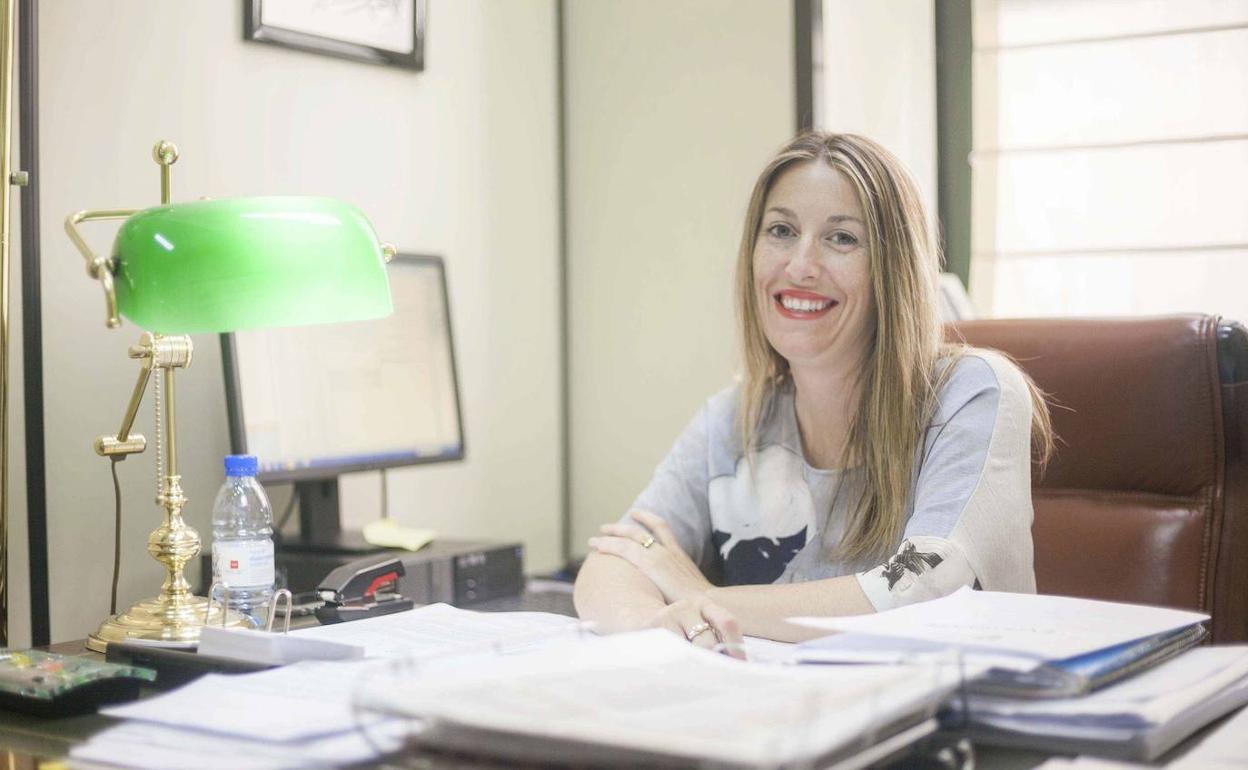 María Guardiola en el Ayuntamiento de Cáceres, en una fotografía de su etapa como responsable de Economía y Hacienda. 