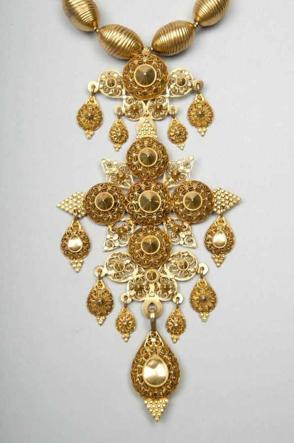 Collar de Trujillo del siglo XIX, de latón dorado.