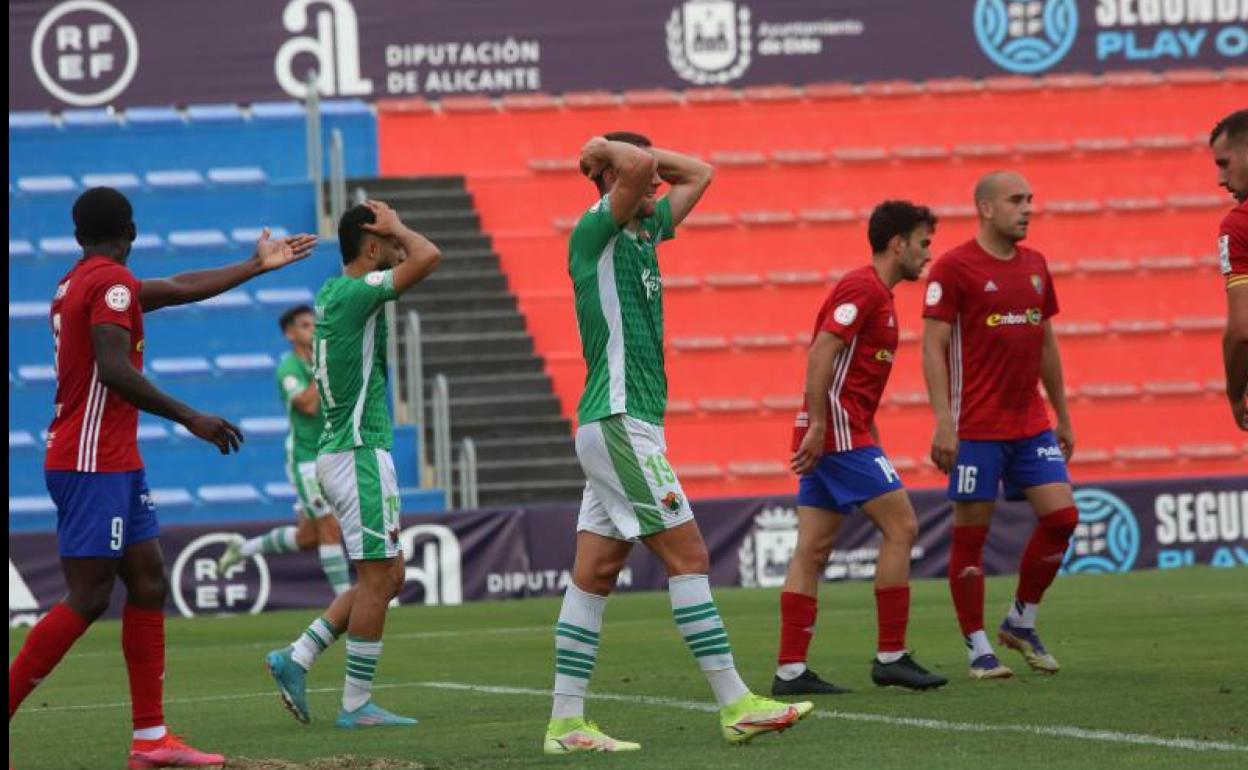 Los jugadores del Cacereño se lleva las manos a la cabeza en Elda. 